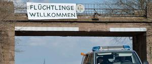 Zum Trotz. Nach dem Anschlag in Tröglitz haben Aktivisten ein Willkommensschild für Flüchtlinge aufgehängt.