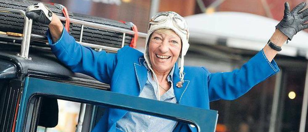 Mit Vollgas um die Welt. Heidi Hetzer kann auf ihrer Weltreise kaum etwas bremsen – allenfalls Motorschäden, aber sicher nicht der falsche Beifahrer.