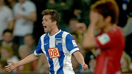 Herthas Valentin Stocker bejubelt seinen Treffer zum 1:1 gegen Hannover 96.