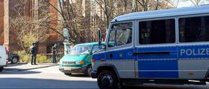Einsatzfahrzeuge der Polizei stehen am Sonntag an der Franziskaner-Klosterruine, wo die Leiche gefunden wurde.
