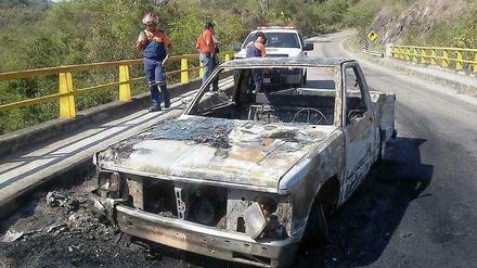 Ein komplett ausgebranntes Auto nach dem Angriff auf den Konvoi einer Eliteeinheit.