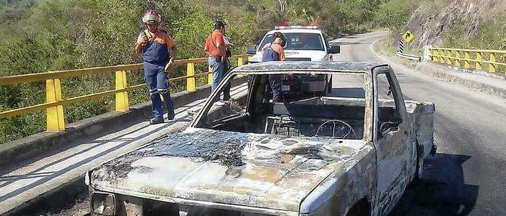 Ein komplett ausgebranntes Auto nach dem Angriff auf den Konvoi einer Eliteeinheit.