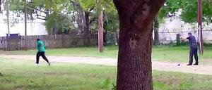 Ein Screenshot aus einem Video, das zuerst von der "New York Times" veröffentlicht wurde und angeblich zeigt, wie ein weißer Polizist einen unbewaffneten schwarzen Mann bei der Flucht erschießt.