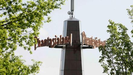 Blick auf den Eingangsturm des Phantasialands in Brühl. 