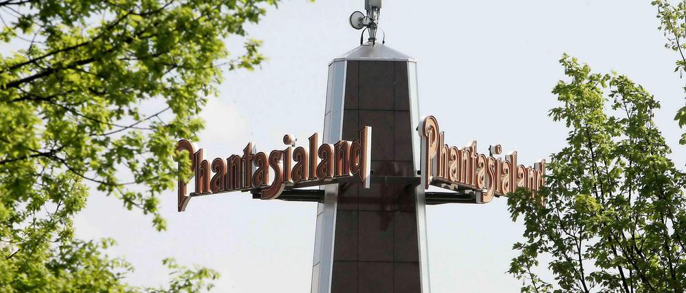 Blick auf den Eingangsturm des Phantasialands in Brühl. 