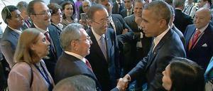 Der historische Handschlag zwischen US-Präsident Barack Obama und Raúl Castro in Panama.