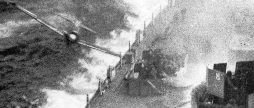 Ein Kamikaze-Flieger versucht bei heftigen Winden seine Maschine auf das Deck eines Schiffs der US-amerikanischen Pazifikflotte zu steuern. Die Verteidiger schießen aus allen Rohren auf die winzige Maschine, die schließlich neben dem Schiff ins Meer stürzt.