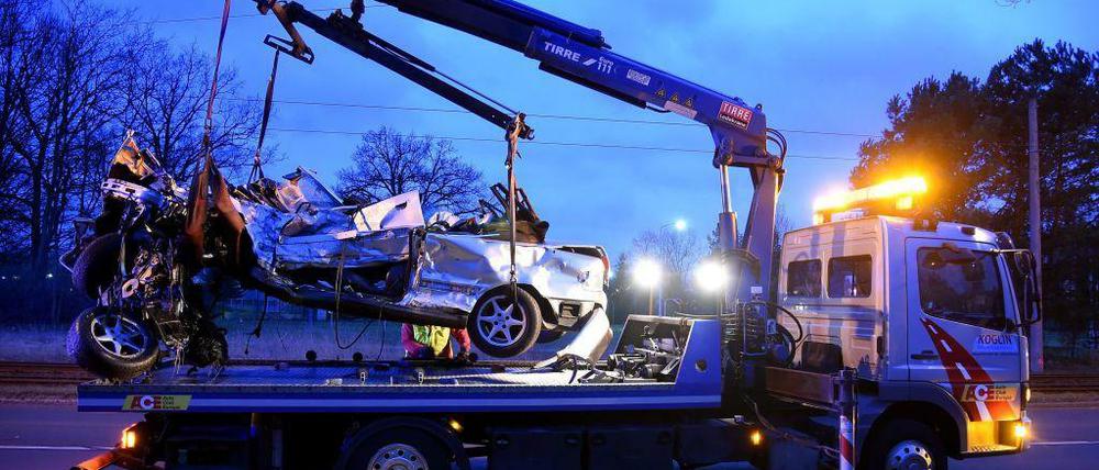 Das Fahrzeug wurde bei dem Aufprall fast völlig zerstört.