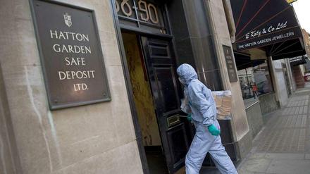 Ein Kriminaltechniker der Polizei in London untersucht das "Hatton Garden Safe Deposit". Juwelenräuber hatten über Ostern mehrere Safes ausgeräumt. 