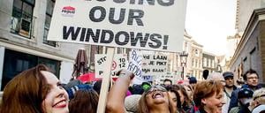 "Stop Closing Our Windows!", steht auf diesem Schild einer Demonstrantin. Gemeinsam mit mehr als hundert anderen Menschen demonstriert sie gegen die Schließung von Rotlicht-Fenstern in Amsterdam. 