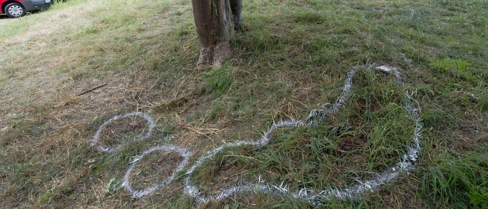 Die Umrisse des Opfers eines Tötungsdelikts sind im Juni 2014 bei Neuenburg (Baden-Württemberg) an einem Pendlerparkplatz zu sehen. Nun beginnt der Prozess in Freiburg.