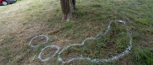 Die Umrisse des Opfers eines Tötungsdelikts sind im Juni 2014 bei Neuenburg (Baden-Württemberg) an einem Pendlerparkplatz zu sehen. Nun beginnt der Prozess in Freiburg. 
