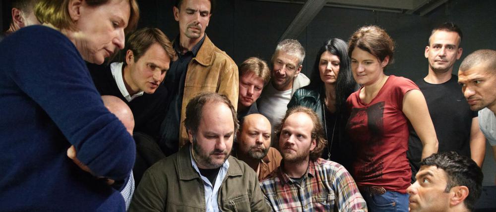 Die Ermittler Paula Ringelhahn (Dagmar Manzel), Felix Voss (Fabian Hinrichs), Michael Schatz (Matthias Egersdörfer), Sebastian Fleischer (Andreas Leopold Schadt) und Wanda Goldwasser (Eli Wasserscheid) betrachten Bilder vom Tatort.