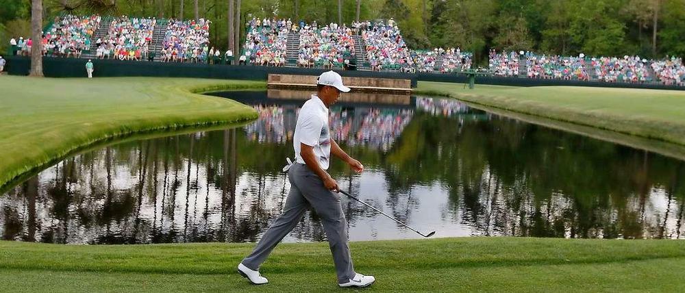 2001 hatte Tiger Woods (hier im Jahr 2015) bei seinem ersten Masters-Sieg mit einem Turnierrekord von 18 unter Par kurzerhand dokumentiert, dass Augusta National seinen Schlaglängen nicht gewachsen war
