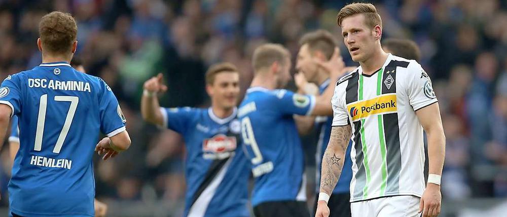 Betretene Gesichter bei der Borussia, Jubel beim Drittligisten: Arminia Bielefeld steht im Pokal-Halbfinale.