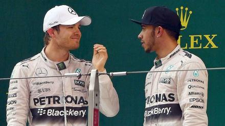 Gute Miene zum bösen Spiel: Die Mercedes-Teamkollegen Nico Rosberg (l.) und Lewis Hamilton bei der Siegerehrung - noch vor ihrem Streit auf der Pressekonferenz.