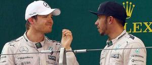 Gute Miene zum bösen Spiel: Die Mercedes-Teamkollegen Nico Rosberg (l.) und Lewis Hamilton bei der Siegerehrung - noch vor ihrem Streit auf der Pressekonferenz.