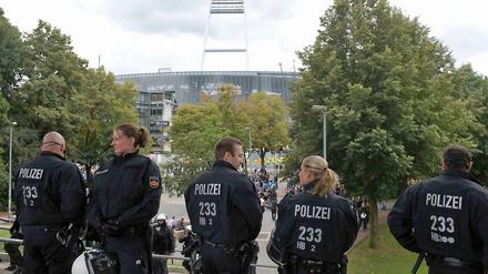 Schutz gegen Geld. Polizisten beim Nordderby Werder gegen den HSV.