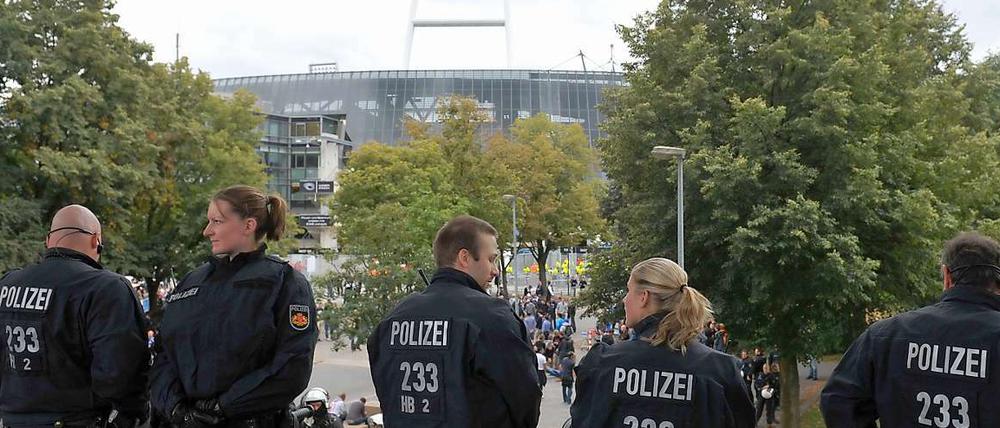 Schutz gegen Geld. Polizisten beim Nordderby Werder gegen den HSV.