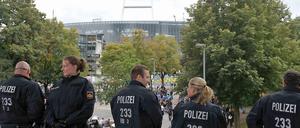 Schutz gegen Geld. Polizisten beim Nordderby Werder gegen den HSV.