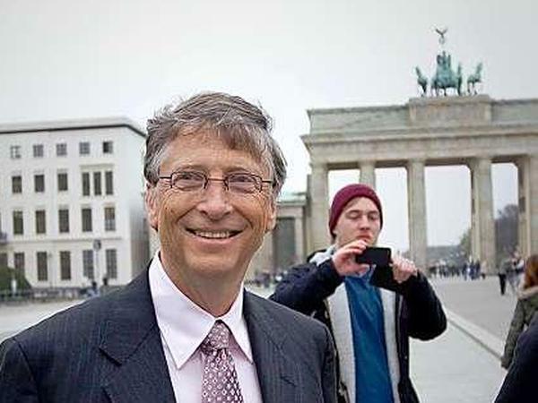 Brandenburg-Gates: Bill Gates steht für die frühen Jahre von Microsoft - fast so wie Windows XP, das aber noch auf zahlreichen Computer der Berliner Verwaltung als Betriebssystem installiert ist.