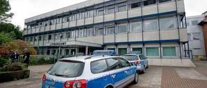 Polizeifahrzeuge stehen am 01.09.2014 in Rendsburg (Schleswig-Holstein) vor dem Finanzamt. Im Prozess nach den tödlichen Schüssen auf einen Abteilungsleiter des Rendsburger Finanzamtes wurde am Dienstag das Urteil gegen den 55-jährigen Täter gesprochen.