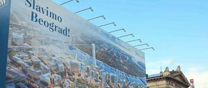 Ein Riesen-Plakat mit einer Illustration, die ein projektiertes neues Stadtviertel in Belgrad zeigt, hängt in Belgrad neben dem alten Bahnhof.
