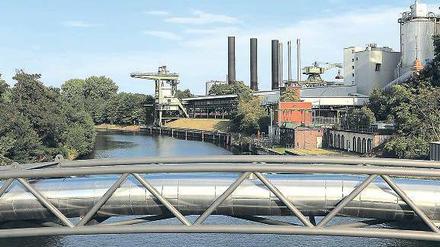Wasser für Wohnungen. Hier eine Rohrleitungsbrücke über den Spandauer Schiffahrtskanal, die zu dem 1750 Kilometer langen Fernwärmenetz in der Hauptstadt gehört. Es ist das größte Leitungssystem dieser Art im westlichen Europa und wird von Vattenfall betrieben. Foto: Imago