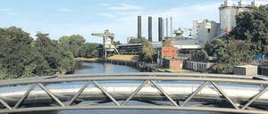 Wasser für Wohnungen. Hier eine Rohrleitungsbrücke über den Spandauer Schiffahrtskanal, die zu dem 1750 Kilometer langen Fernwärmenetz in der Hauptstadt gehört. Es ist das größte Leitungssystem dieser Art im westlichen Europa und wird von Vattenfall betrieben. Foto: Imago