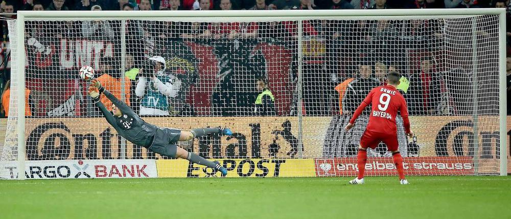 Manuel Neuer hält gegen Josip Drmic - die Entscheidung zugunsten des FC Bayern.