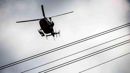 Keine Drohne, sondern ein Rettungshubschrauber des ADAC beim Einsatz. 