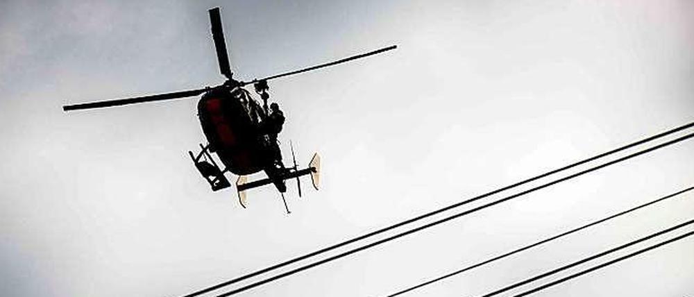Keine Drohne, sondern ein Rettungshubschrauber des ADAC beim Einsatz.
