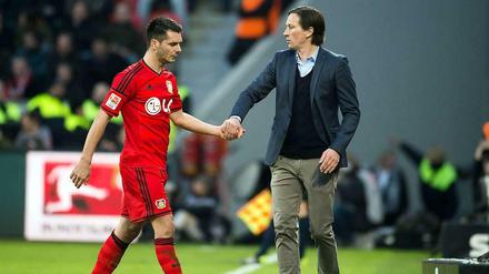 Feuchter Händedruck zum Abschied: Bayer-Trainer Roger Schmid hatte bereits vor dem offiziellen Abschied angedeutet, dass es kein zurück für Emir Spahic gibt.