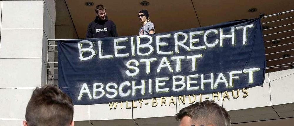 "Bleiberecht statt Abschiebehaft" lautete die Parole bei der Demo an der SPD-Zentrale. Die Polizei war vor Ort, musste aber nicht eingreifen.