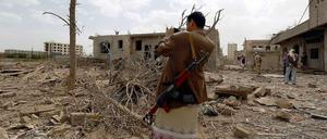 Ein jemenitischer Huthi-Kämpfer dokumentiert die Zerstörung nach einem saudischen Luftangriff in Sanaa.