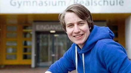 Schüler Simon Schräder vor der Schule in Münster (Nordrhein-Westfalen). Bekommt er die Abi-Aufgaben schon vor dem Klausur-Tag oder nicht?