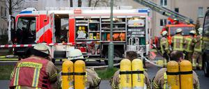 Feuerwehrleute ruhen sich Dienstagabend vom Einsatz am Flüchtlingsheim aus. 