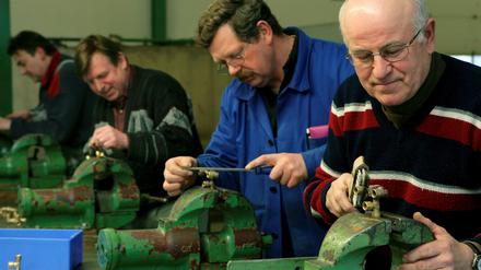 In Deutschlands Unternehmen arbeiten immer mehr ältere Mitarbeiter.