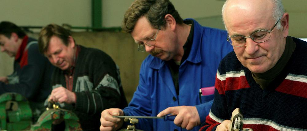 In Deutschlands Unternehmen arbeiten immer mehr ältere Mitarbeiter.