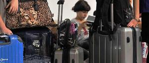 Zwei Wochen nach Sturm "Niklas" warten viele Passagiere noch immer vergeblich auf ihr Gepäck.