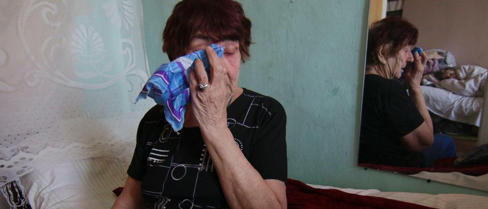 Weinen um die Heimat: Seit ihrer Flucht aus dem Kriegsgebiet im Donbass lebt diese Frau in einem Flüchtlingslager im ukrainischen Mariupol.