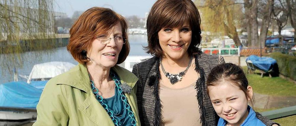 Ab ins Fernsehen. Annegret R. (l.) mit RTL-Moderatorin Birgit Schrowange. Die jüngste Töchter (r.) ist neun. 