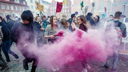 Mit einer sogenannten Nachttanzdemo protestierten mehrere hundert Menschen gegen das Treffen der G7-Außenminister.