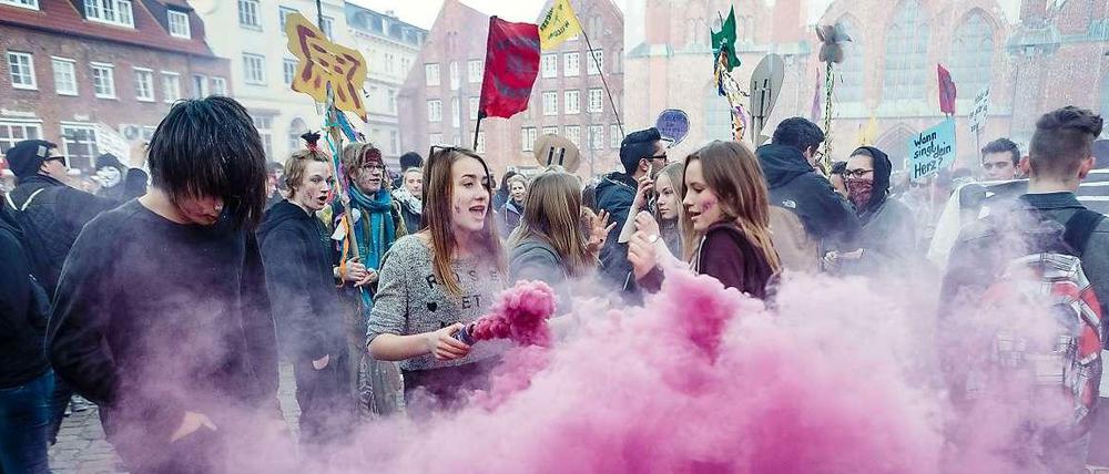 Mit einer sogenannten Nachttanzdemo protestierten mehrere hundert Menschen gegen das Treffen der G7-Außenminister.