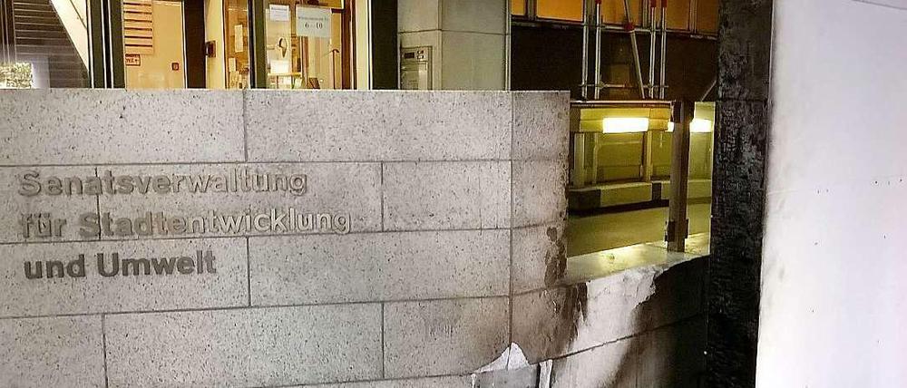 Die Brandspuren am Eingang des Verwaltungsgebäudes. Im Hintergrund ist die Pförtnerloge zu sehen.