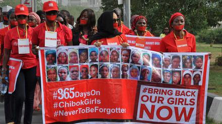 Gedenkmarsch in Nigeria zum Jahrestag der Entführung von mehr als 200 Mädchen durch die Boko Haram