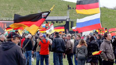 Es sind noch nicht viele Pegida-Anhänger, die sich auf dem Feld in Dresden eingefunden haben.