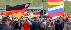 Es sind noch nicht viele Pegida-Anhänger, die sich auf dem Feld in Dresden eingefunden haben.