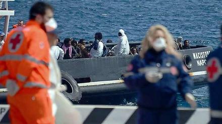 Im sizilianischen Messina werden Flüchtlinge am Mittwoch an Land gebracht.