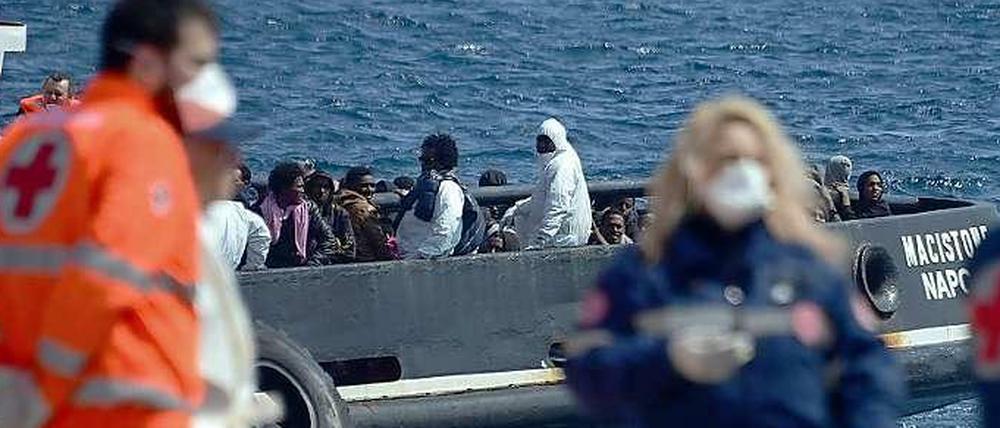 Im sizilianischen Messina werden Flüchtlinge am Mittwoch an Land gebracht.
